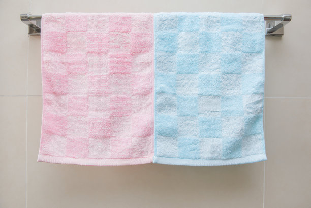 浴室里有两条毛巾和一个架子图片下载