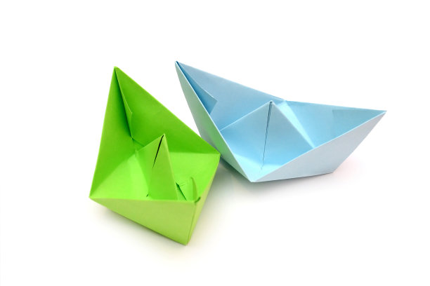 蓝色和绿色的纸船，折纸，纸，彩色纸图片下载