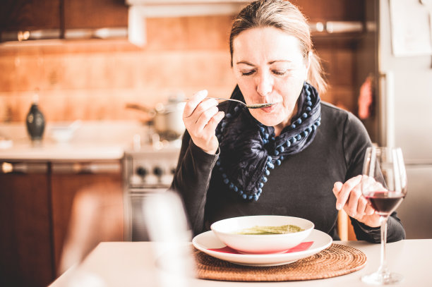 成熟女人喝汤图片下载