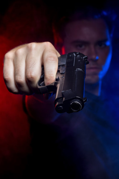 烟雾缭绕的警察枪战图片下载