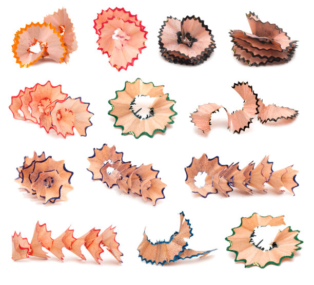 从绿色，红色，蓝色，黑色，紫色铅笔的刨花，孤立在白色的背景上素材图片