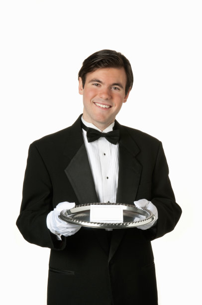 拿着空白卡片的银托盘的男人图片下载