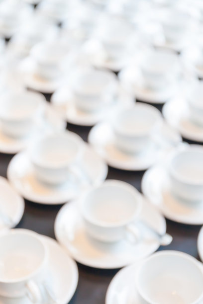 抽象模糊照片的新设置咖啡杯。图片下载