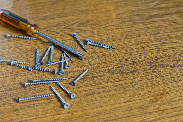 木背景上的螺丝和螺丝刀图片下载