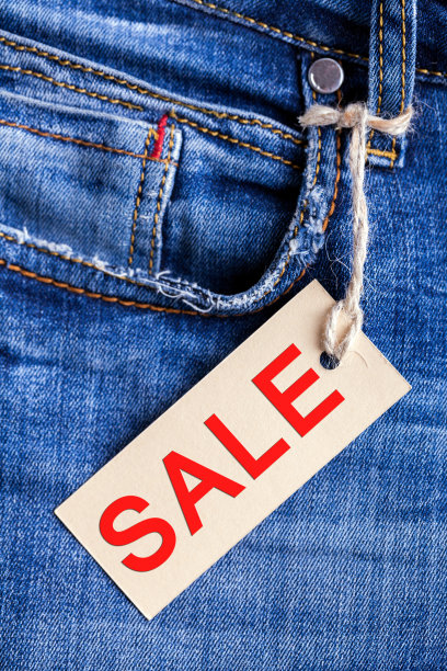 有打折纸价格标签的牛仔裤图片下载