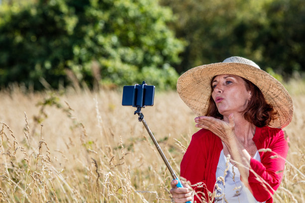 性感的女人在手机上做一个有趣的自画像图片下载