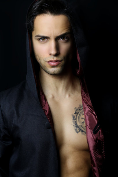 有纹身的帅气神秘男人图片下载