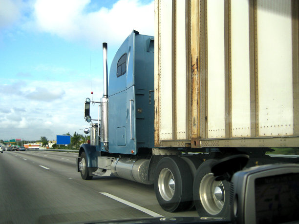 高速公路上的卡车图片下载