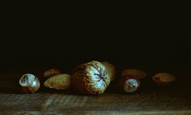 木材上的螺母宏图片下载