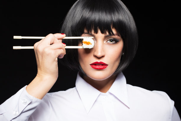 性感的女人戴着假发拿着寿司图片下载