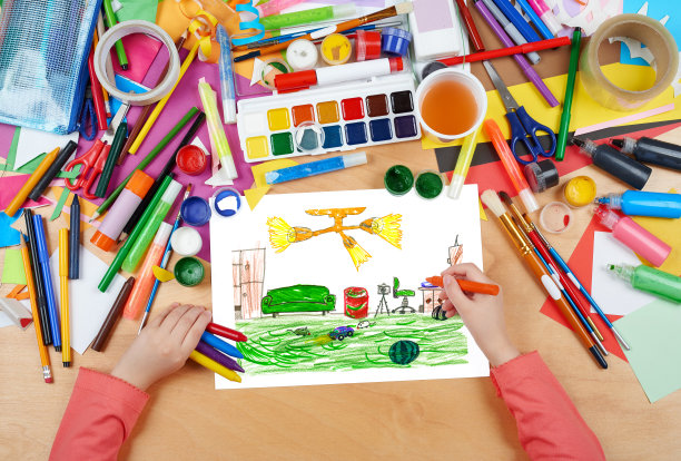 家居内饰，客厅有玩具，儿童绘画图片下载