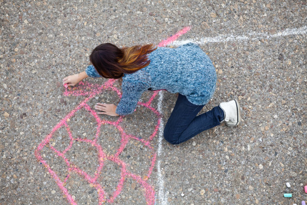 女孩画了一座房子图片下载