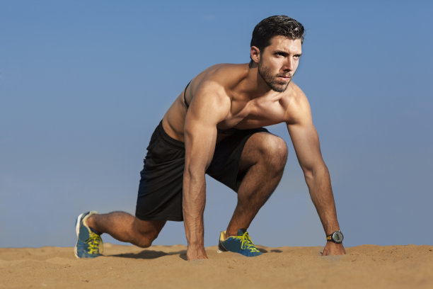 跑步照片的年轻英俊的男人与心跳仪图片下载