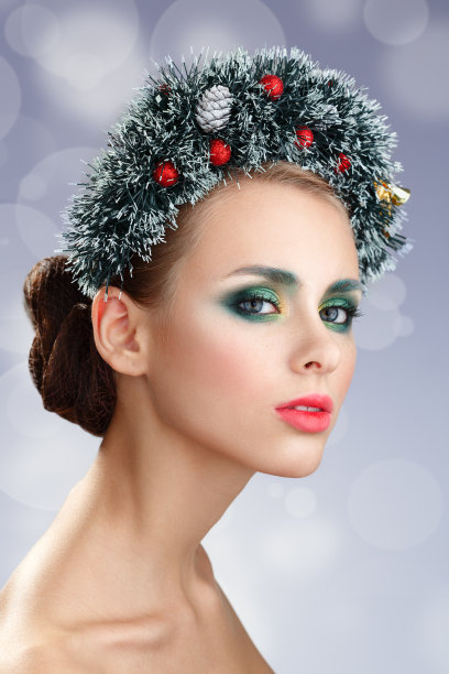 美丽的圣诞女孩。美丽的圣诞花环。新的一年图片下载