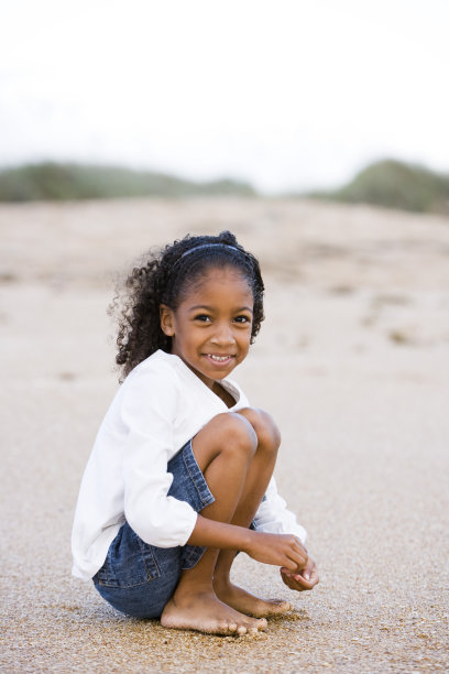 可爱的6岁非洲裔美国女孩在沙滩上图片下载