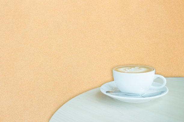 棕色纸背景上的白咖啡拿铁图片下载
