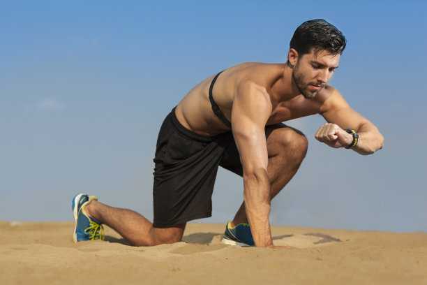 开始位置，有心跳仪的男人的跑步照片，选择图片下载