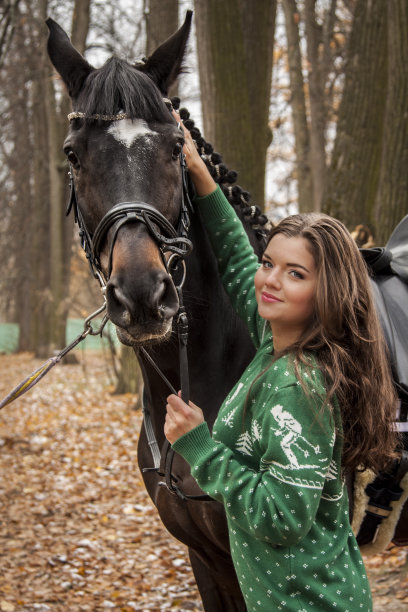 女孩和马图片下载