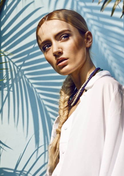 美丽的女孩与丛林背景图片下载