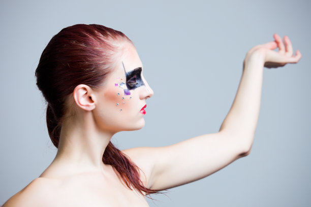 数码少女在工作室图片下载