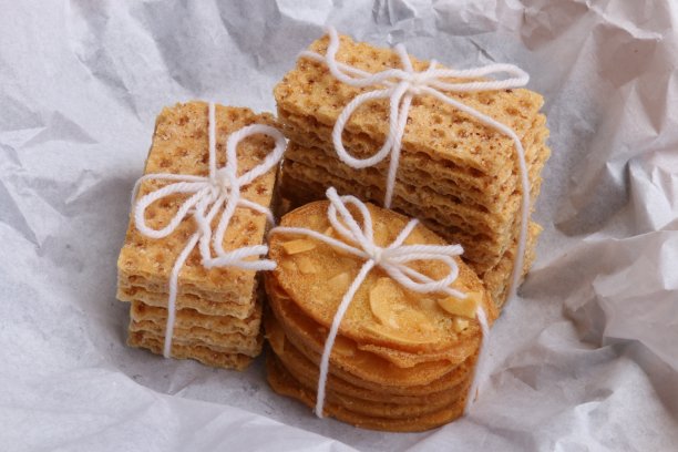 成堆的饼干，包装纸上有漂亮的丝带图片下载