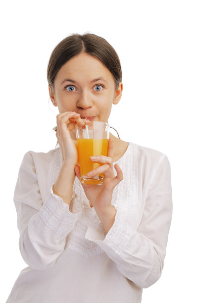 年轻女子用吸管喝果汁图片下载