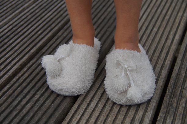 可爱的女孩脚在拖鞋图片下载