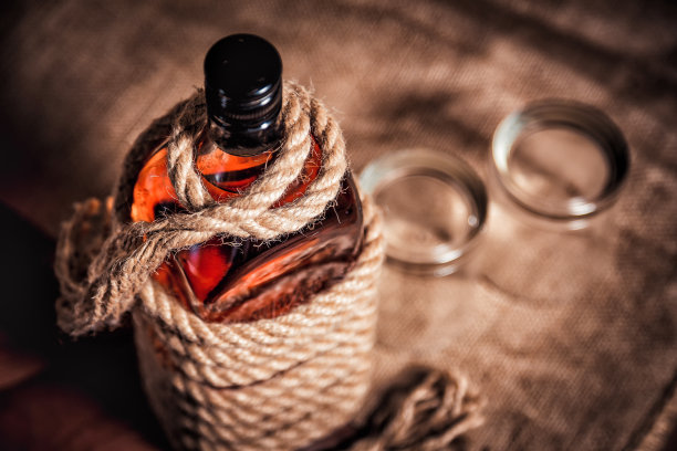 一瓶威士忌和玻璃杯，酒精波本威士忌胡说八道图片下载