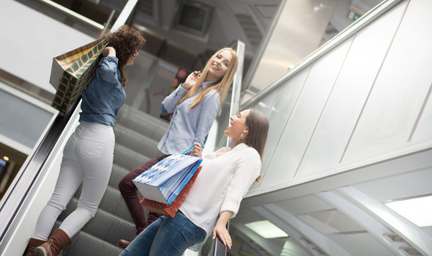 三个年轻快乐的女孩在一个购物中心玩图片下载