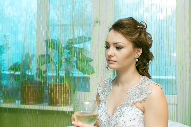 新娘等待新郎着急图片下载