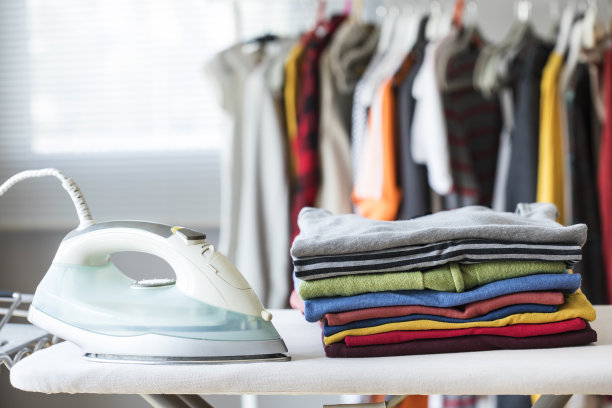 用熨衣板烫衣服素材图片