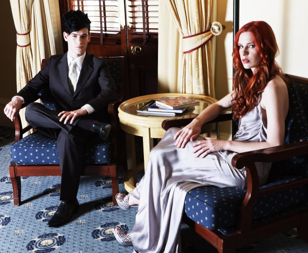 恼怒的年轻夫妇穿着正装图片下载