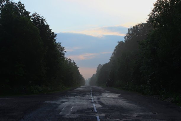 大清早。早晨的路在日出前有雾图片下载