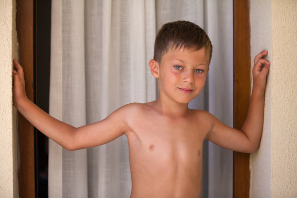 可爱的男孩图片下载