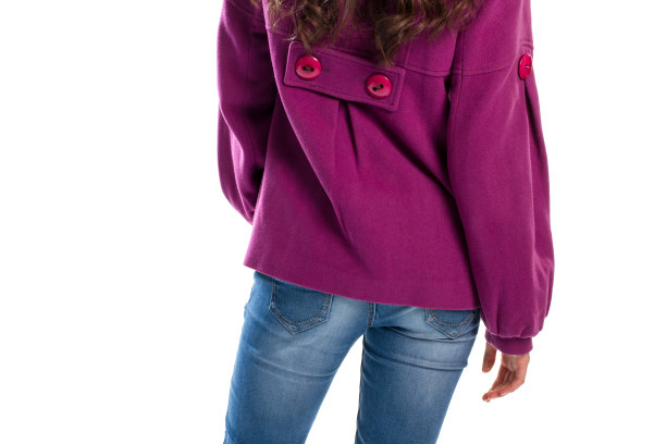 女人穿着牛仔裤和外套。图片下载