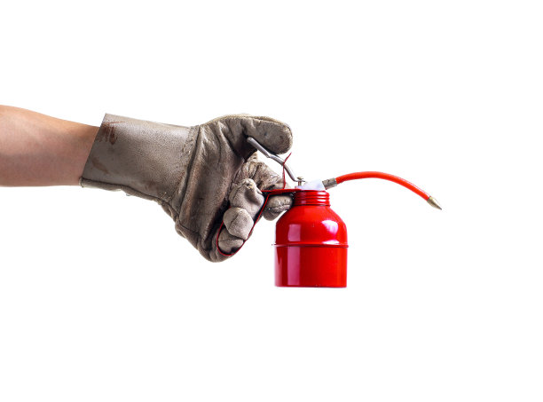 工人拿着旧润滑油可以隔离上白油图片下载