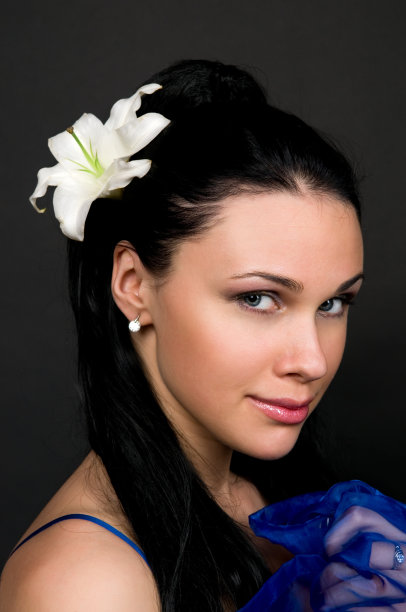 带着白色百合花的美丽女人图片下载