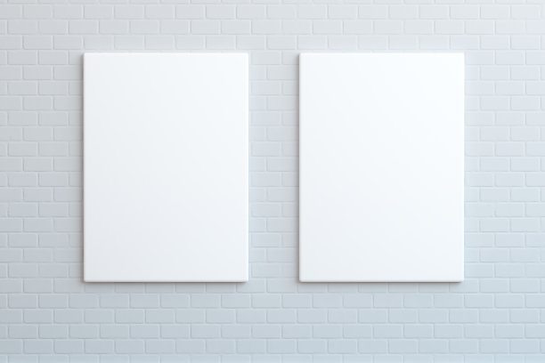 墙上挂着两张空白的海报，模拟的图片下载
