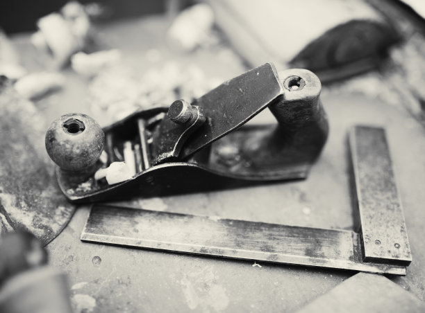 一个木匠的书桌和一些工具，bw着色照片图片下载