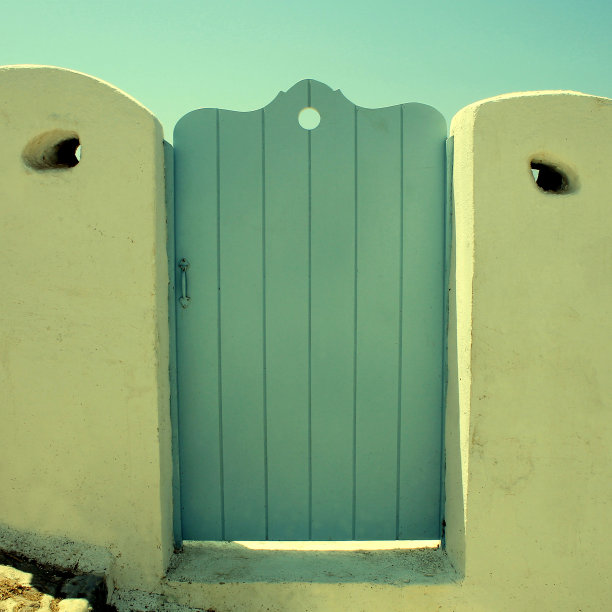 希腊圣托里尼岛白色房子的蓝色木门图片下载