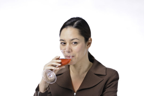 女人喝葡萄酒图片下载