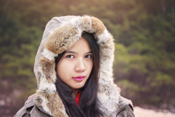 森林中的年轻女子图片下载