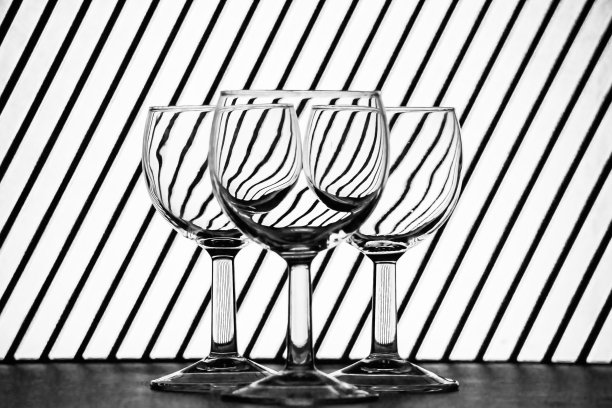 条纹背景的眼镜图片下载