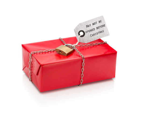 锁好包装的圣诞礼物红纸与标签。图片下载
