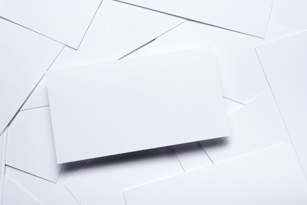 商务名片空白在办公桌上。企业文具品牌模拟图片下载