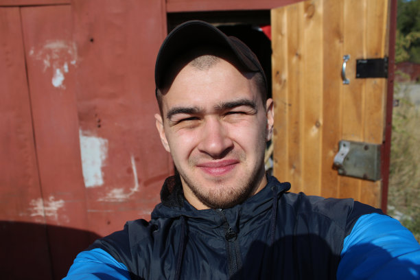 穿运动夹克的那个人图片下载