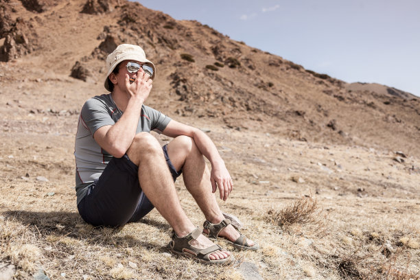 人们在山上演奏乐器图片下载