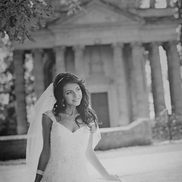 婚礼照片的幸福的黑发新娘旁边的教堂。图片下载