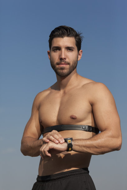 跑步照片的年轻英俊的男人与心跳仪图片下载