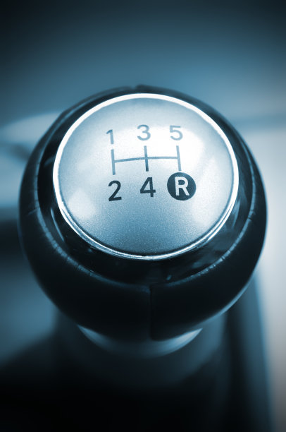 汽车变速杆。五个齿轮。闪亮的镀铬表面。换挡杆。图片下载